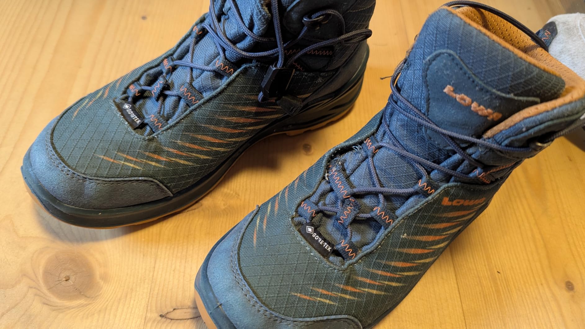 Cooler Schuh, glückliches Kind